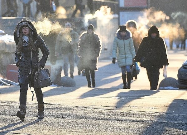 Люди в городе зимой