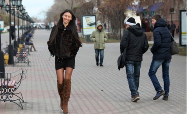 Девушка гуляет по улице