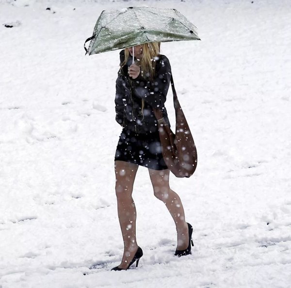 Легко одетые девушки в Мороз