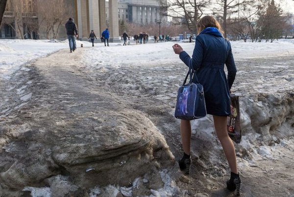 Женщины зимой на улице