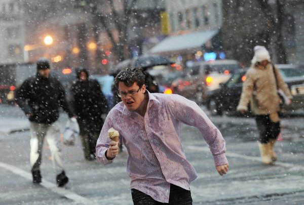 Люди на улице зима