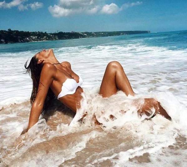 Обнаженная на пляже «особенная» секс-бомба Ксения Дели вызвала бурные эмоции поклонников