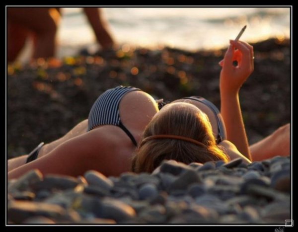 Веселые девчонки на пляже