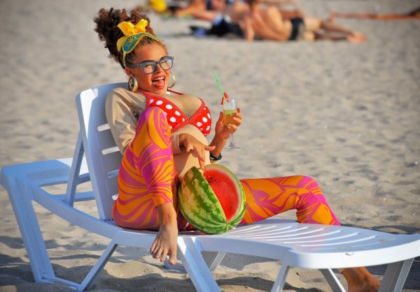 Смешные девушки на пляже