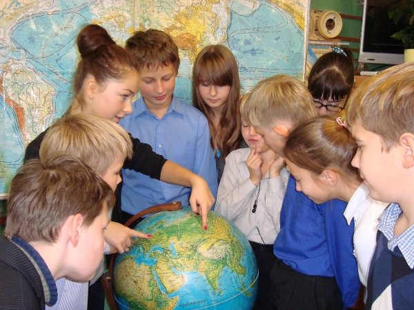 Дети на уроке географии
