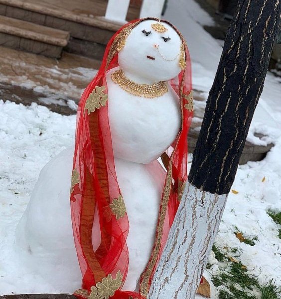 Снежная баба в платке