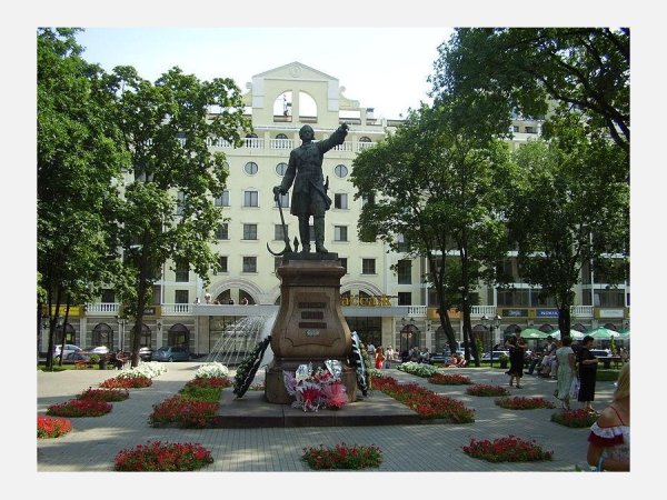 Памятник Петру в Воронеже в Петровском сквере