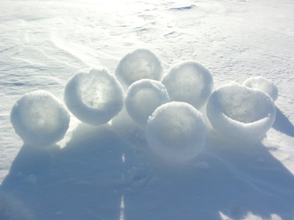 Шарик из снега