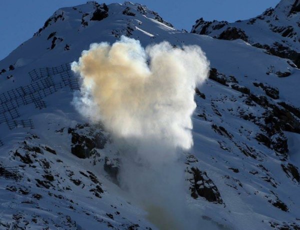 Сход снежной лавины