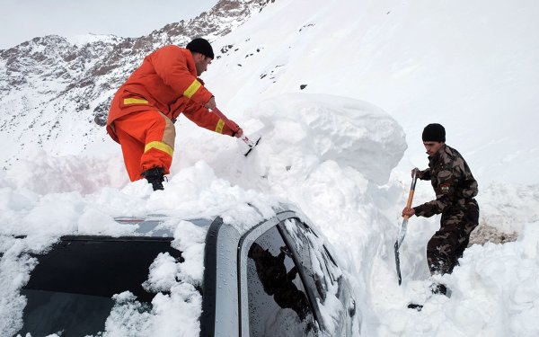 Снежная лавина с людьми
