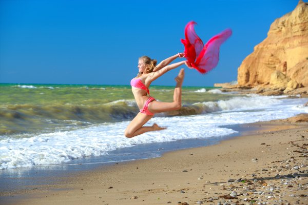 Гимнастки на море