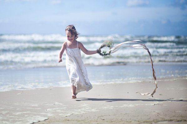 Дети на берегу океана