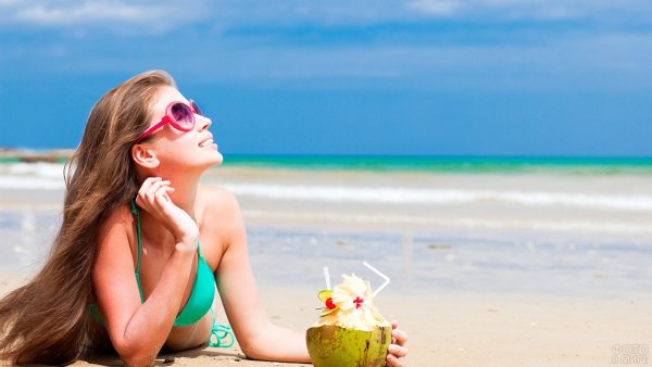 Девушка с коктейлем