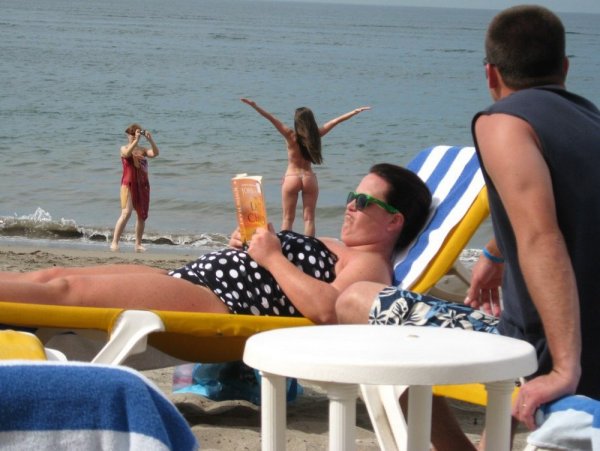 Смешные люди на пляже