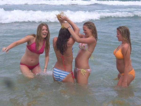 Студентки в купальниках на пляже