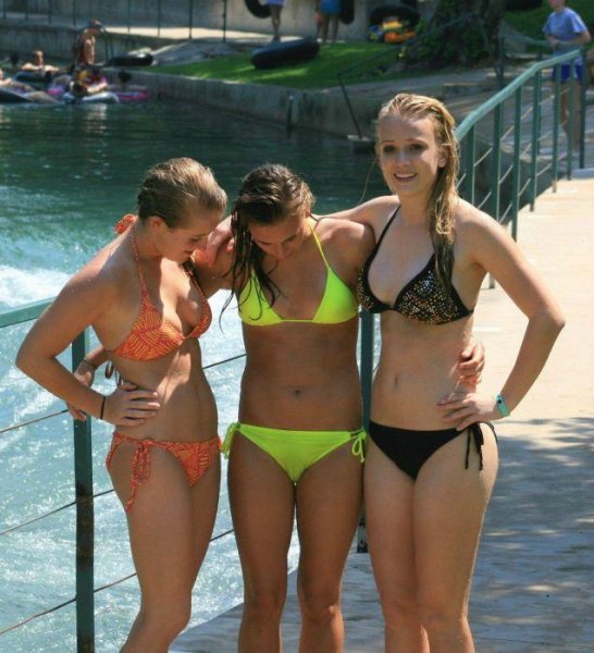 Школьница в купальнике на пляже