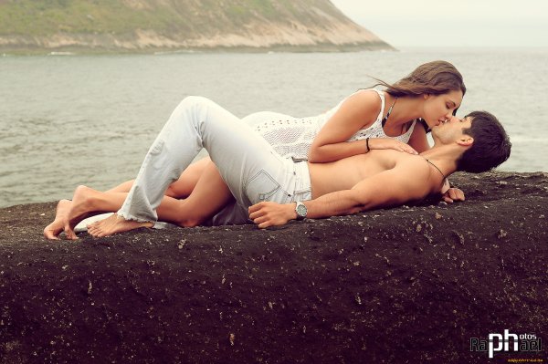 Занимаются любовью на берегу