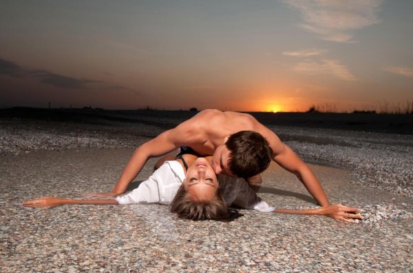 Занимаются любовью на берегу моря