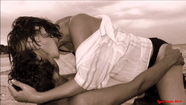 Страстные поцелуи на пляже