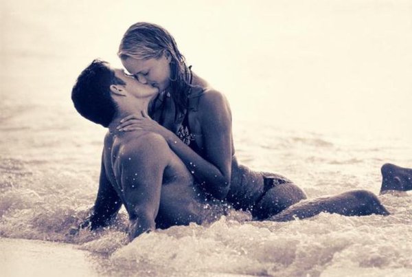 Заниматься любовью в море