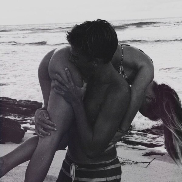 Страстный поцелуй на пляже