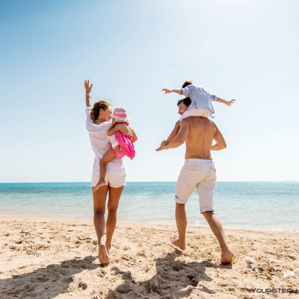 Семья на пляже