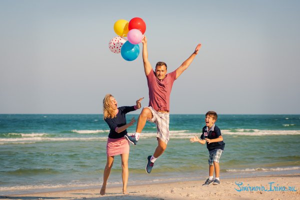 Веселая семья на пляже