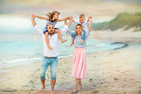 Счастливая семья на берегу