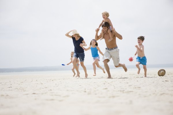 Многодетная семья на море