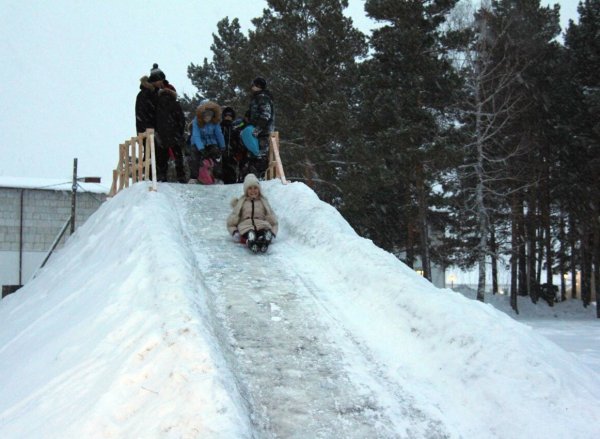 Горка из снега