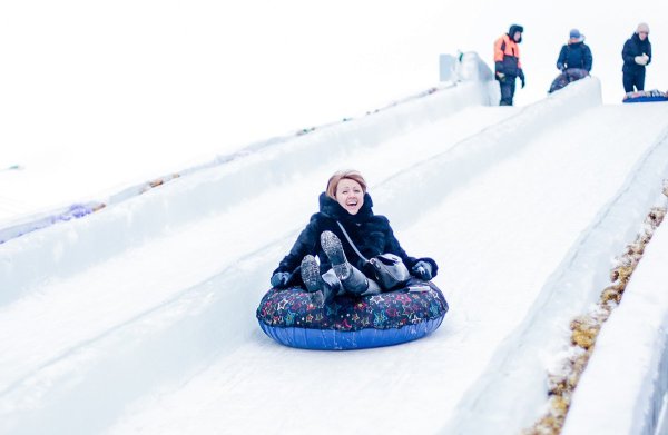 Катание с ледяной горки