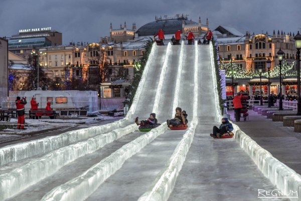Ледяная горка на площади революции Москва