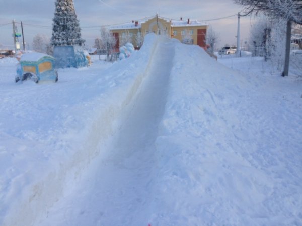 Снежная горка без людей