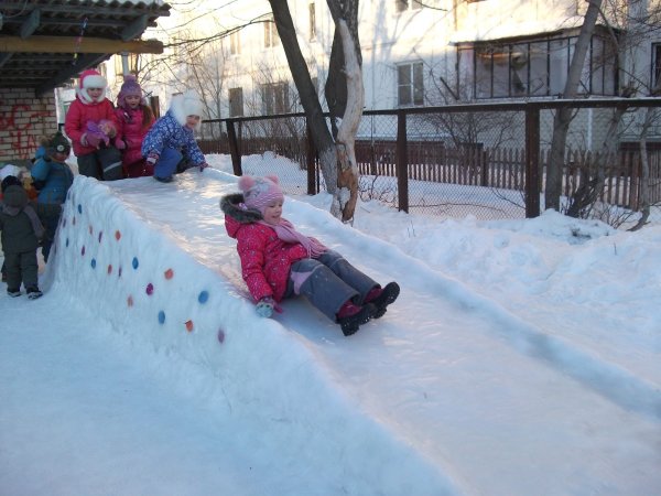 Ледяная горка во дворе