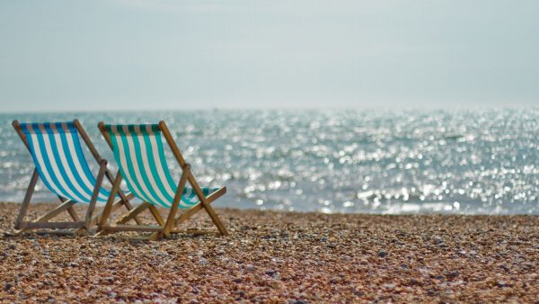 Шезлонг на фоне моря