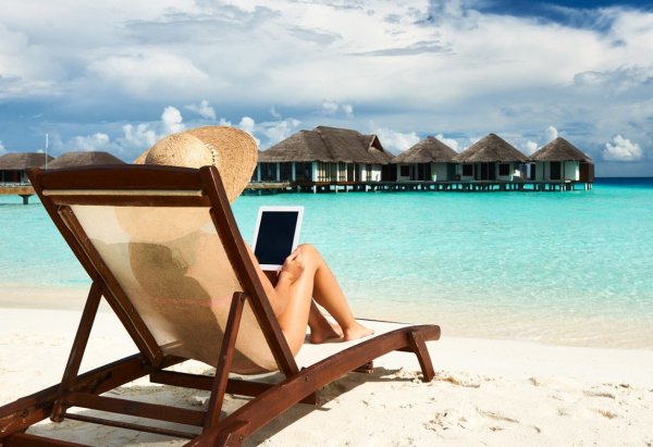 Девушка на шезлонге