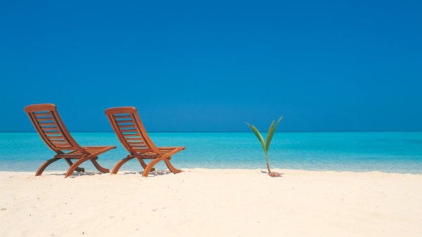 Шезлонг на фоне моря