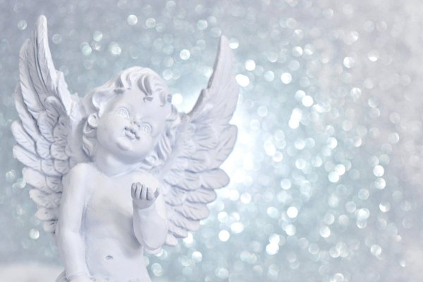 Ангелочек красивый со снежком