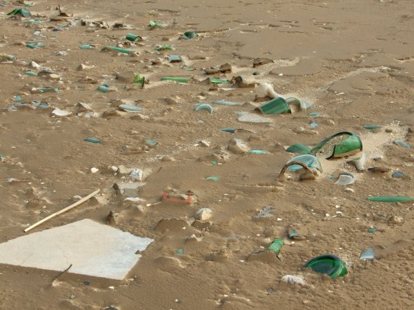 Осколки на пляже