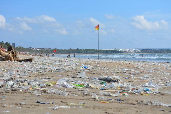 Бали мусор на пляже Кута