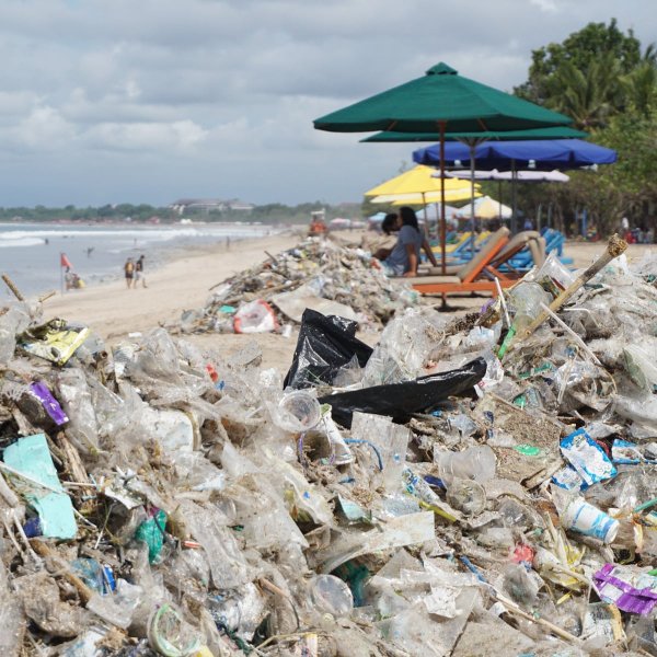Пляж Кута Бали пластик мусор