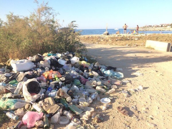 Грязный пляж на море