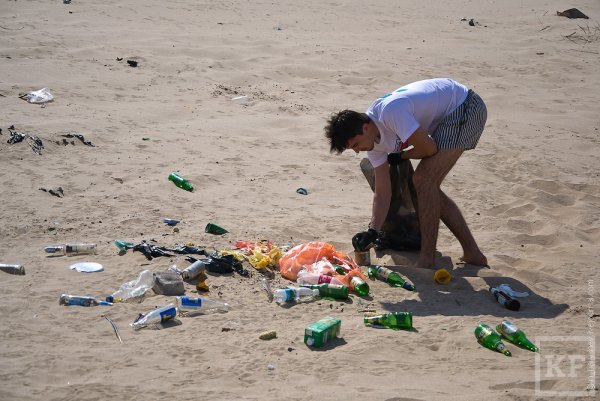 Уборка мусора на пляже