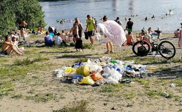 Грязный пляж в России