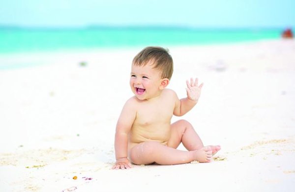 Детишки голышки на пляже