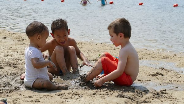 Обрезанные детки на пляже