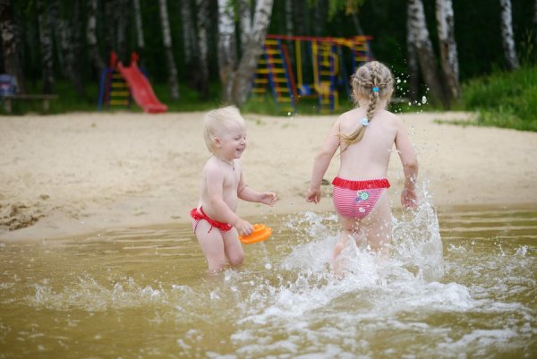 Детишки голышки на пляже