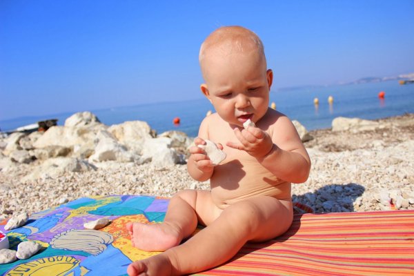 Голенькие малыши на море