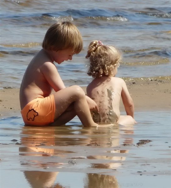 Голые малыши на море