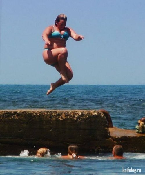 Толстуха прыгает в воду